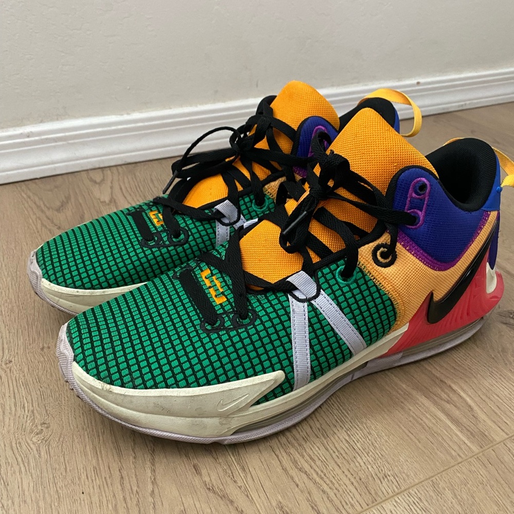 Nike Men's LeBron Witness 7 Basketball Sneakers